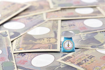 日本円の価値を量っているイメージ