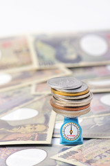 日本円の価値を量っているイメージ