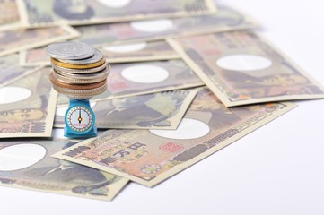 日本円の価値を量っているイメージ