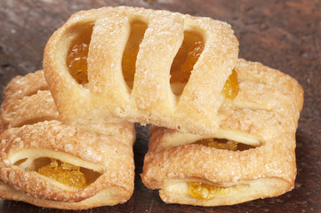 Small strudel cake with lemon