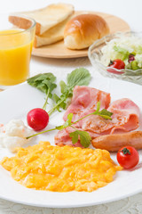 スクランブルエッグの朝食