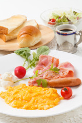 スクランブルエッグの朝食