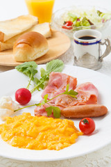 スクランブルエッグの朝食