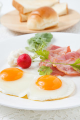 目玉焼きの朝食