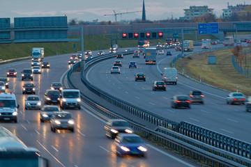 Autos auf Autobahn bei Nacht