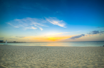 Fototapeta na wymiar isole caraibiche di polinesia con palme e tramonto