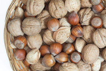 Fruits secs en corbeille sur fond blanc
