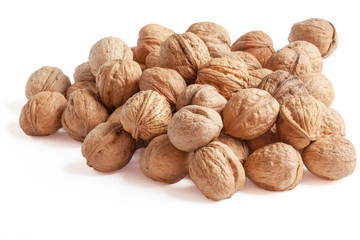 Noix en vrac sur fond blanc