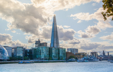 Obraz premium LONDON, UK - AUGUST 16, 2014: Shard of glass