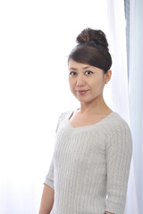 窓際に立っている女性