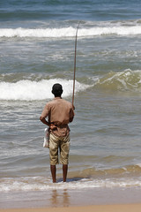 Angler am Ozean in Asien