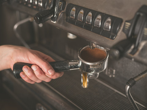 Hand operating coffee machine