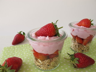 Schichtdessert mit Müsli, Erdbeeren, Joghurtcreme