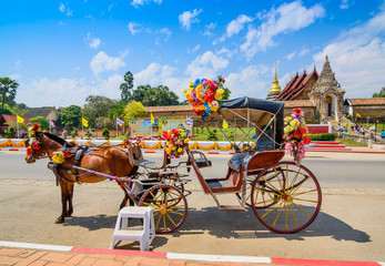 Horse carriage in temple Phrathat Lampang Luang in Lampang, Thai - obrazy, fototapety, plakaty