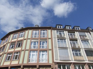 Restaurierte Häuserzeile mit schönen alten Fassaden vor blauem Himmel im Sonnenschein am...