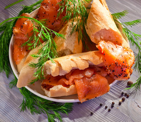 smoked salmon with bread