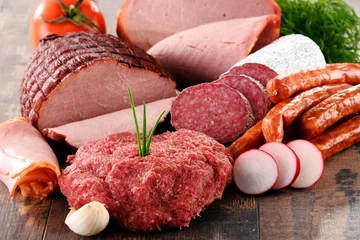 Crédence de cuisine en verre imprimé Viande Produits de viande assortis, y compris jambon et saucisses