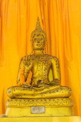 Obraz premium Gold buddha statue with the yellow background