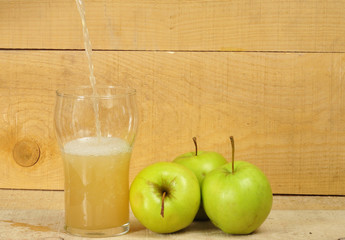 Pour apple juice