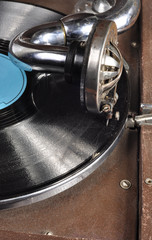 Old gramophone needle and vinyl © ctpaep