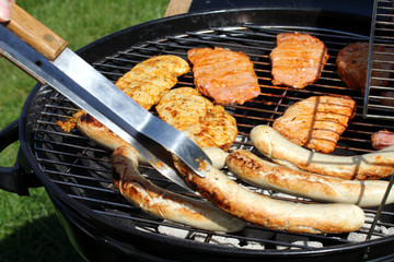 Bratwurst auf Gartengrill grillen, Gartenfest