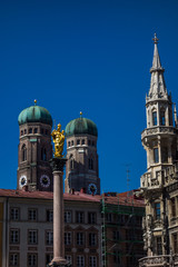 Fototapeta na wymiar Frauenkirche München plus Mariensäule und Rathaus