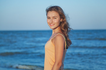 Fototapeta na wymiar Young beautiful girl on the beach