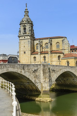 Fototapeta na wymiar Iglesia y puente de San Antón, Bilbao (España)