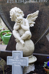 Engel vor dem Grabstein