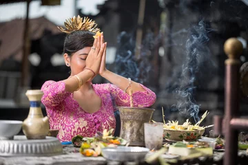 Gordijnen Mooie Aziatische vrouw bidt in de tempel © luckybusiness