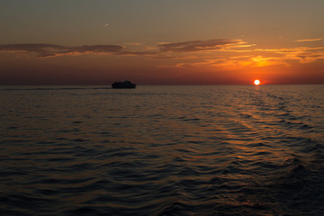 Obraz premium Crossing from Sicily at sunset.