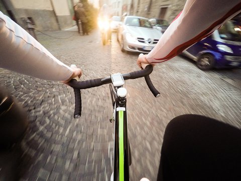 uomo in bicicletta nel traffico della citt&agrave;