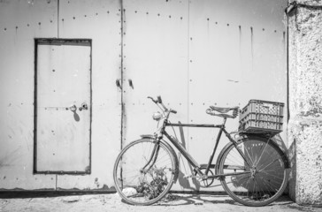 Naklejka na ściany i meble antique bicycle with luggage box