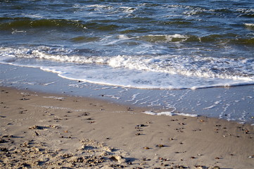 Ostsee -Wellen schlagen ans Ufer