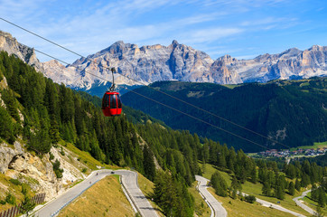 Cable car lift to Passo Gardena in Dolomites Mountains, Italy © pkazmierczak