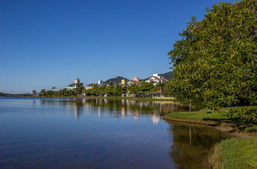 Fototapeta na wymiar Beira da lagoa