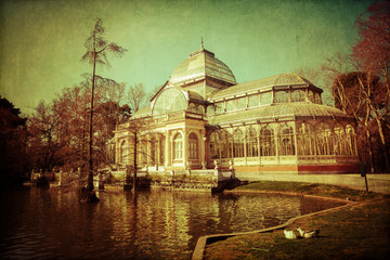 Fototapeta premium nostalgisch texturierts Bild vom Kristallpalast in Madrid