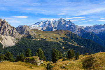 Obraz premium View of Passo Sassolungo in Dolomites Mountains in autumn, Italy