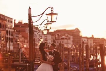 Obraz premium Bridel couple in Venice at sunset