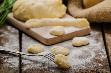 Preparing gnocchi