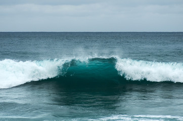 波の立つ青い海
