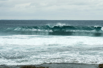 波の立つ青い海