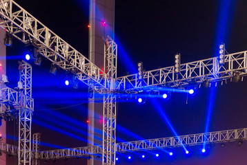 multiple spotlights on a theatre stage lighting rig