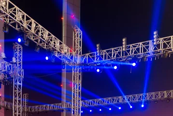 Verduisterende rolgordijnen Licht en schaduw multiple spotlights on a theatre stage lighting rig