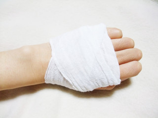 包帯を巻いた手