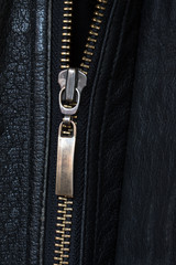 metallic zipper in black leather © Maren Winter