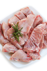 carne di coniglio con rosmarino su piatto_ sfondo bianco