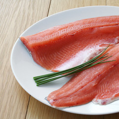 filetti di trota iridea con erba cipollina su piatto