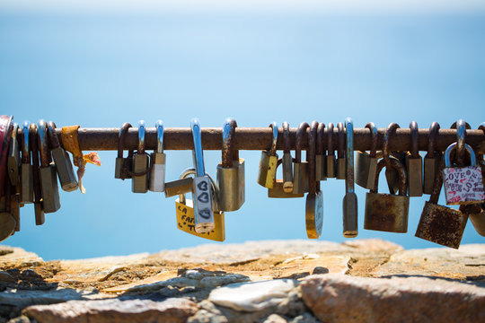 Padlocks closed on the memory of eternal love