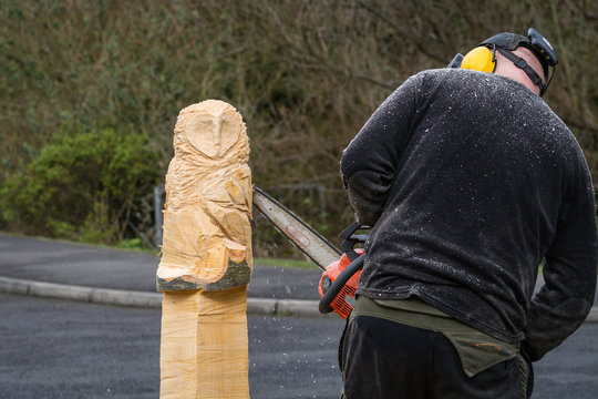 Chainsaw Sculptor at work